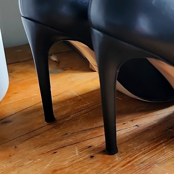 Valentino Black Leather Classic Single Stud  Heeled Pump - Picture 6 of 10